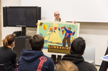 Paul Rennie, directeur du departement graphisme, présenant une affiche aux étudiants