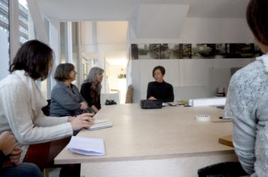 Marianne Muller, les enseigants et les étudiants autour d'une table, en discussion